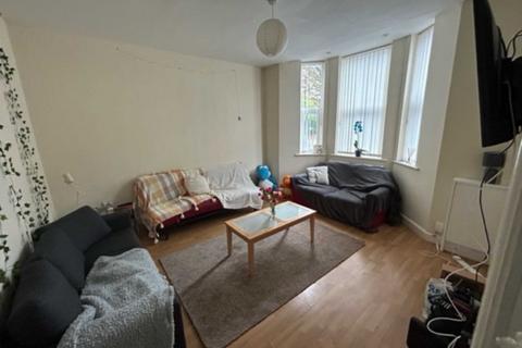 5 bedroom end of terrace house to rent, Albion Road, Fallowfield