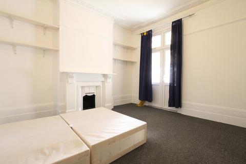 2 bedroom ground floor flat to rent - Wallwood Road, Leytonstone, E11