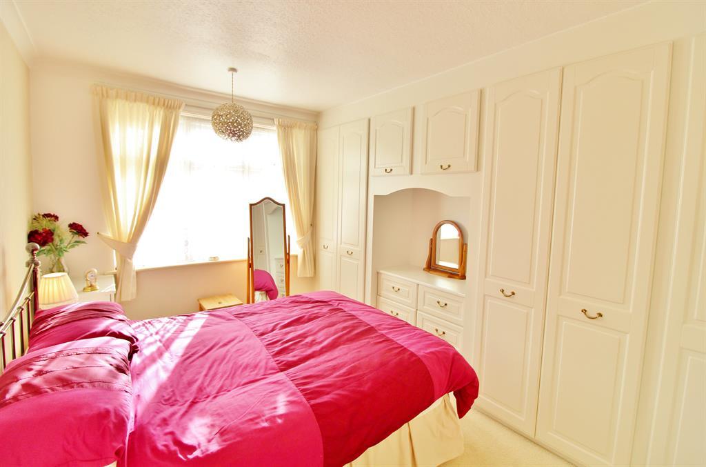 Glenview, Upper Abbey Wood, London, SE2 0SQ 3 bed end of terrace house