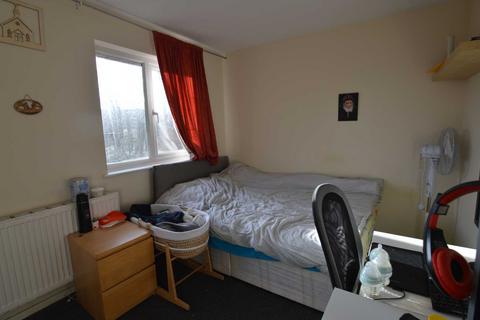 3 bedroom end of terrace house to rent, Winchester Road, Beckton