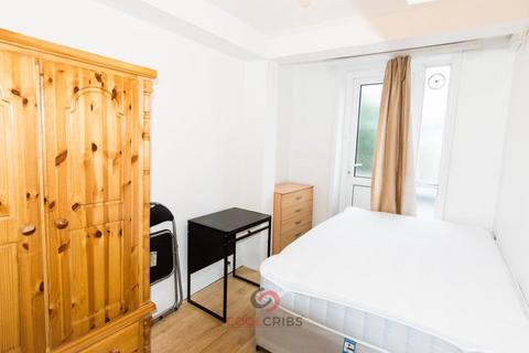 Studio to rent, Kember Street, London  N1