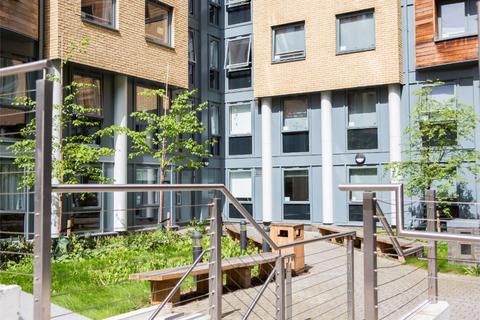 Studio to rent - Market Road