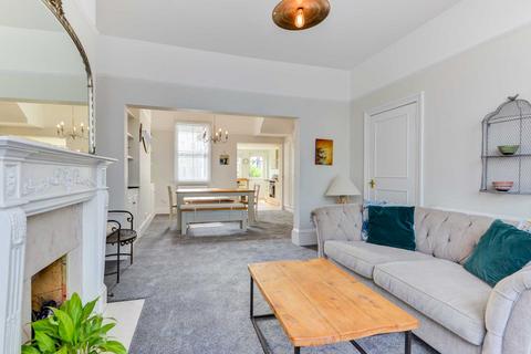 2 bedroom maisonette to rent, Seaside Family Retreat