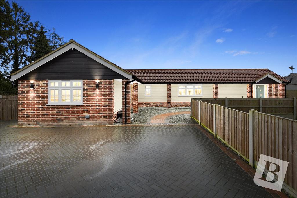 Kirkham Road, HorndonontheHill, Essex, SS17 3 bed bungalow £650,000