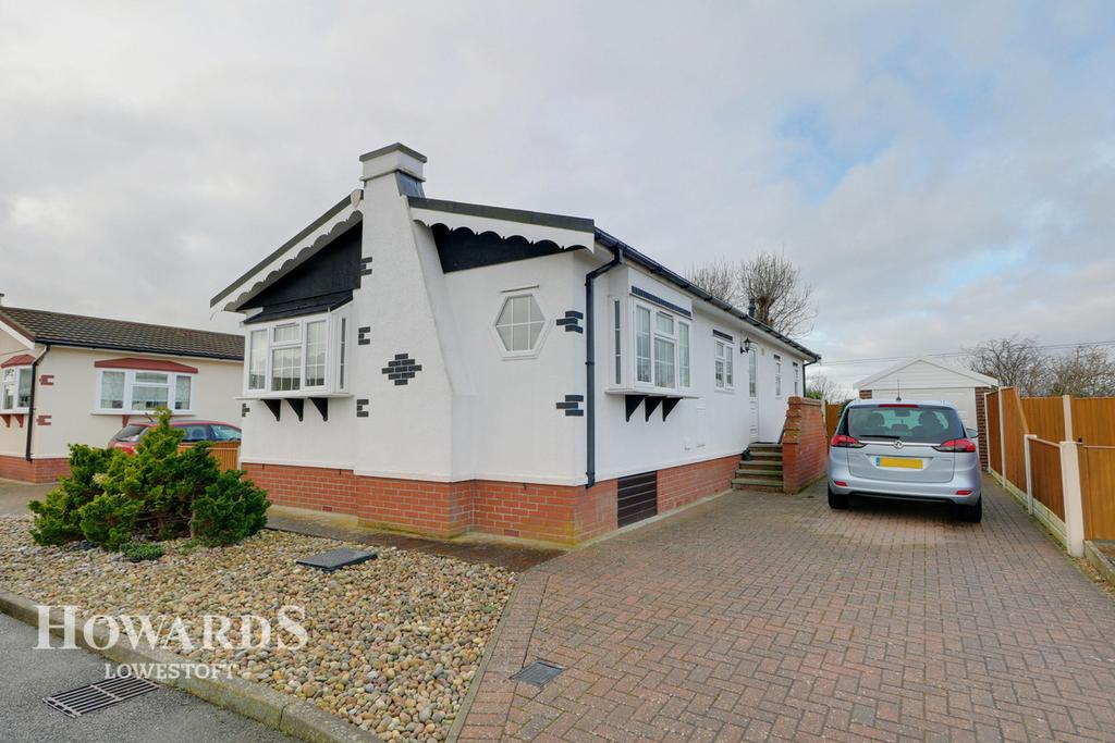 Highgrove Close, Lowestoft 2 bed park home £160,000
