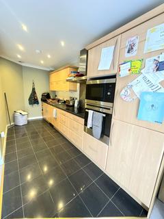 2 bedroom flat for sale, Aragon Court, Stainbeck Lane, Leeds, LS7