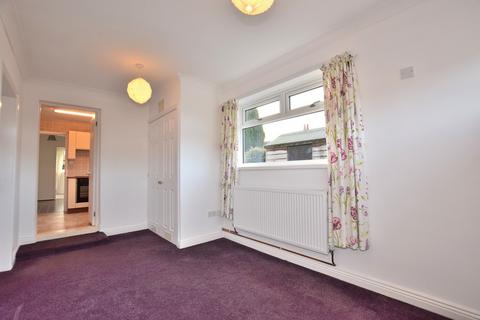 2 bedroom detached bungalow to rent, White Rose Crescent, Richmond