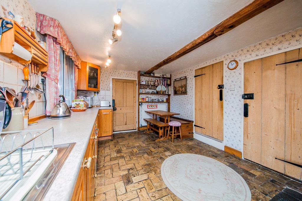 High Garrett, Braintree, CM7 4 bed cottage £425,000