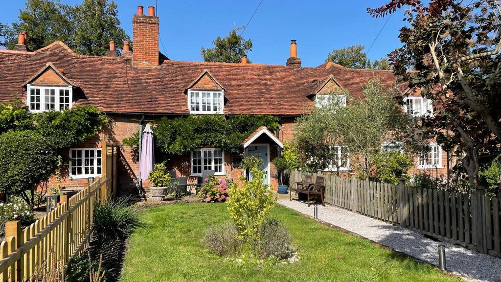 Bisham Village, Marlow SL7 2 bed terraced house for sale £650,000