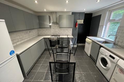 6 bedroom end of terrace house to rent, Manor Drive, Leeds, West Yorkshire, LS6