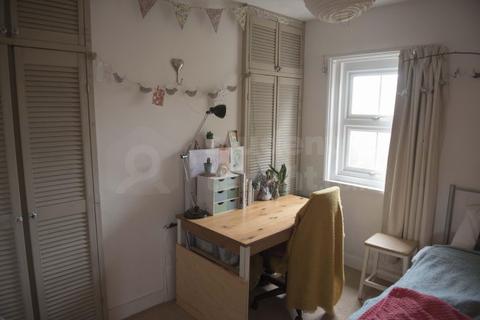 3 bedroom house share to rent - Victoria Road