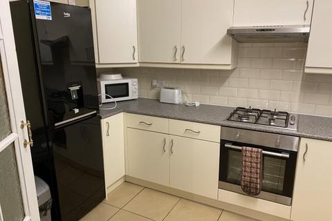 4 bedroom house share to rent, Copinger Close