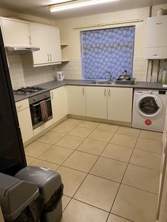 4 bedroom house share to rent, Copinger Close