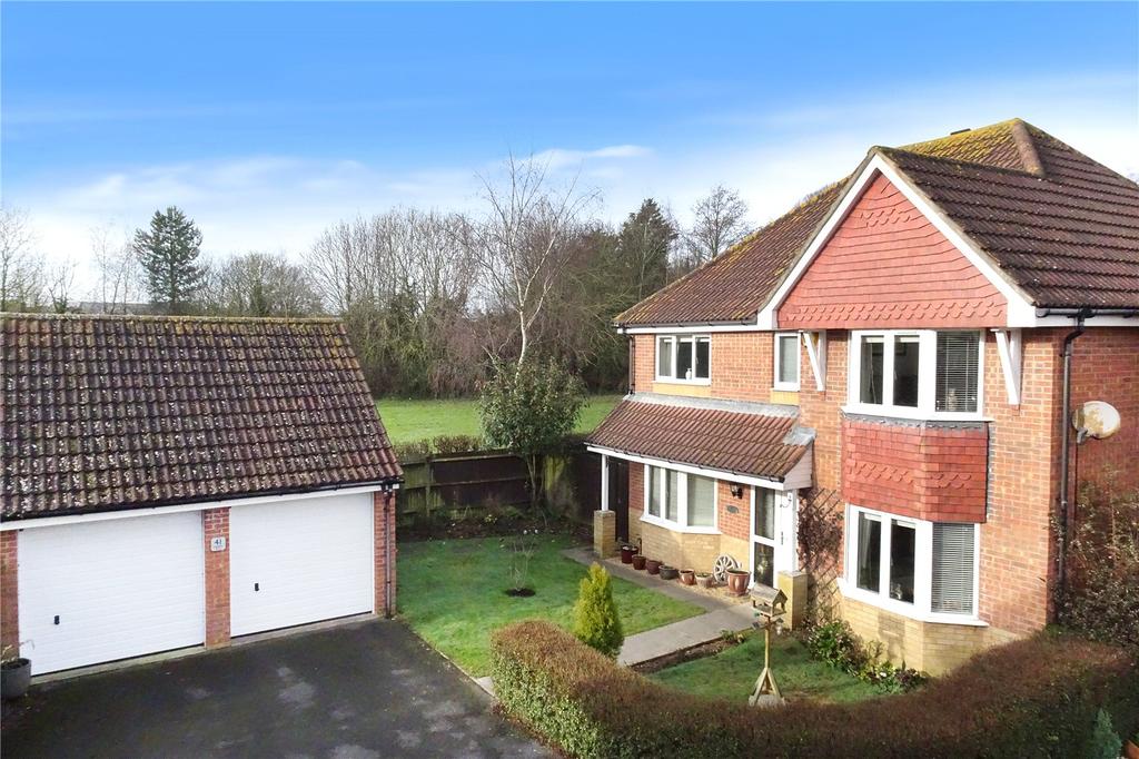 Kingfisher Drive, Littlehampton, West Sussex 4 bed detached house £