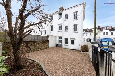 Studio to rent, Ground floor flat & Forecourt garden BN3