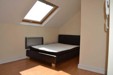 3 bedroom flat to rent, Penarth Road, Cardiff