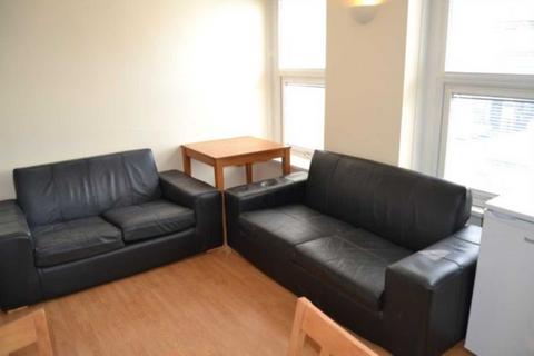 3 bedroom flat to rent, Penarth Road, Cardiff