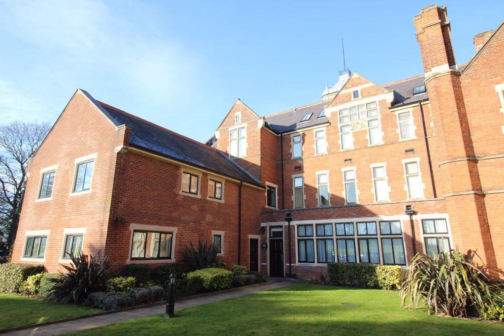 Royal Connaught Park, Bushey 2 bed flat £1,750 pcm (£404 pw)