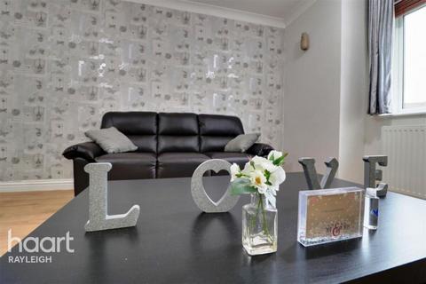 2 bedroom apartment to rent, Clayburn Circle, Basildon