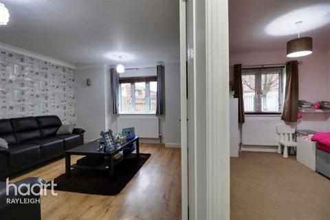 2 bedroom apartment to rent, Clayburn Circle, Basildon