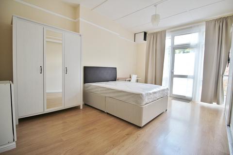 Studio to rent, Dollis Park, Finchley Central N3