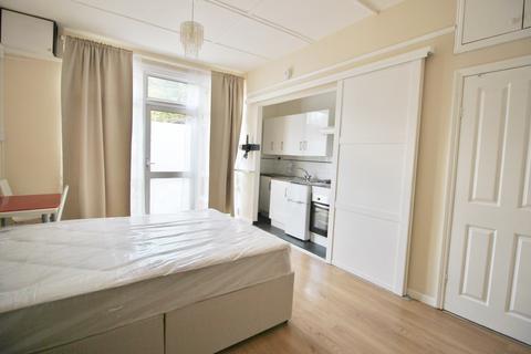 Studio to rent, Dollis Park, Finchley Central N3