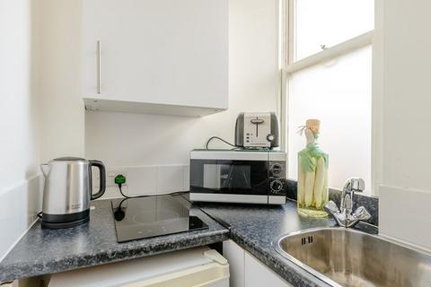 Studio to rent, Hill Street, Mayfair W1J