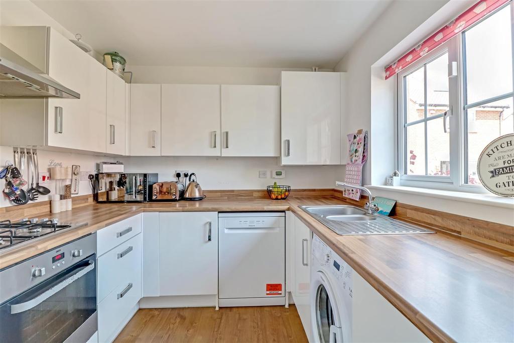 Claremont Crescent, Rayleigh 3 bed end of terrace house £330,000
