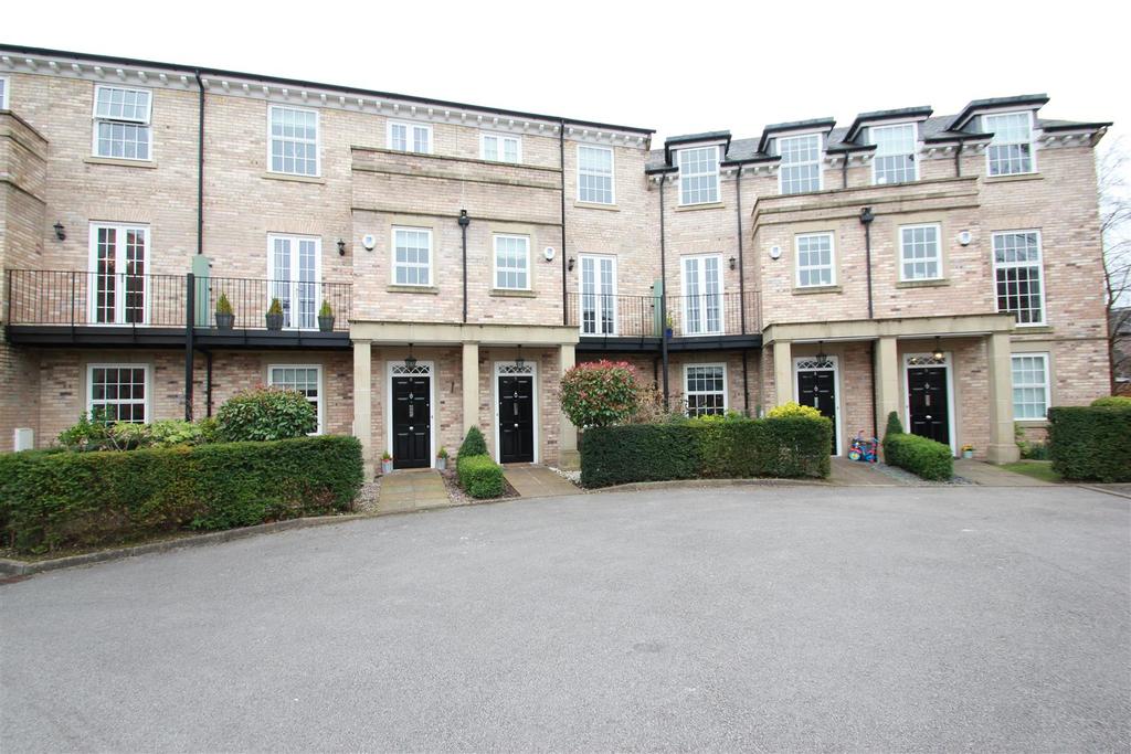 Quarrymans View, Timperley, WA15 7SB. 4 bed townhouse - £2,100 pcm (£