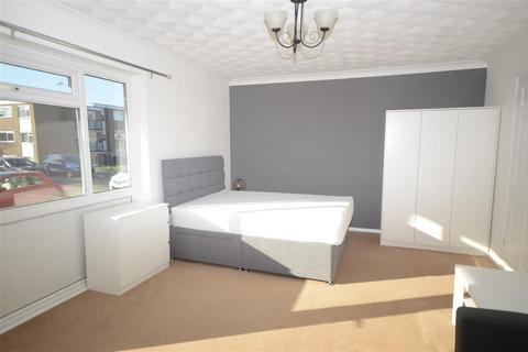 1 bedroom in a house share to rent, Courtlands, Chelmsford