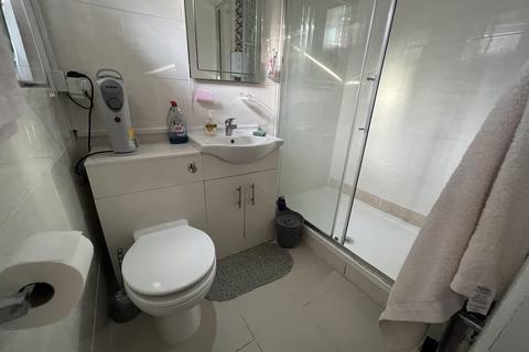 Studio to rent, Brabazon Road, Hounslow, Middlesex, TW5