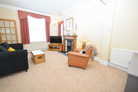 2 bedroom house to rent, Red Lion Street, Chesham HP5