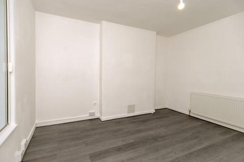2 bedroom flat to rent, Frankham House, London, SE8