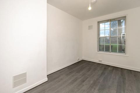 2 bedroom flat to rent, Frankham House, London, SE8