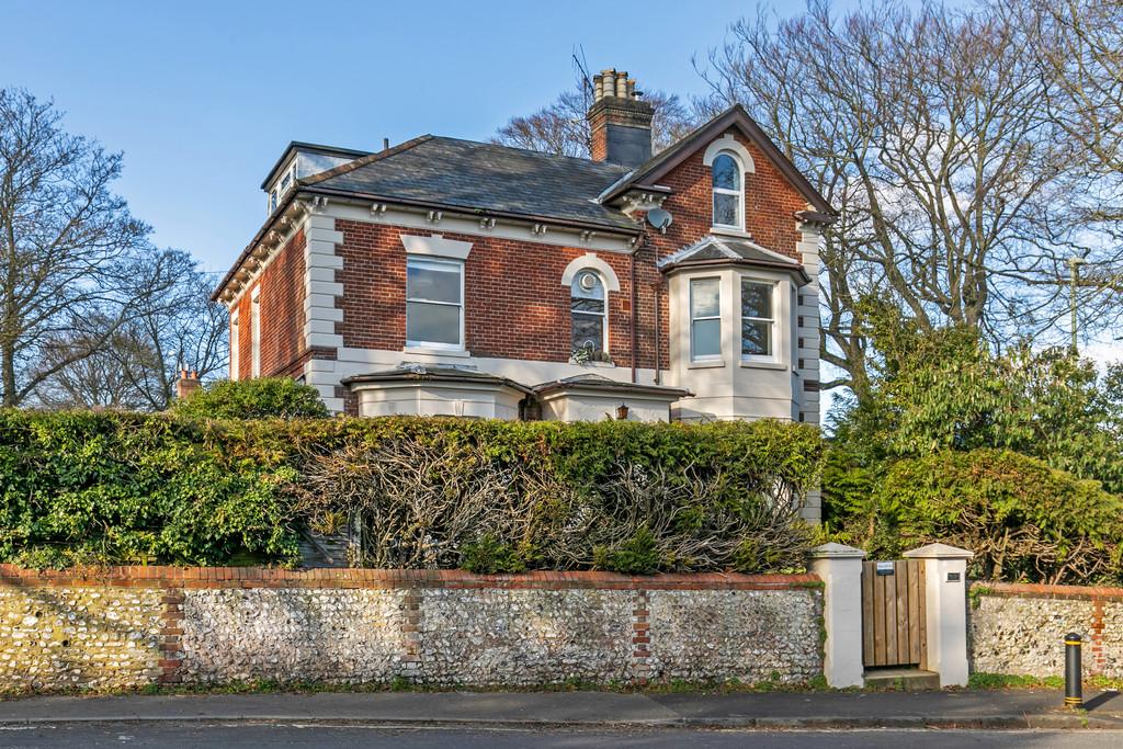 Cheriton Road, Winchester 2 bed apartment £1,250 pcm (£288 pw)