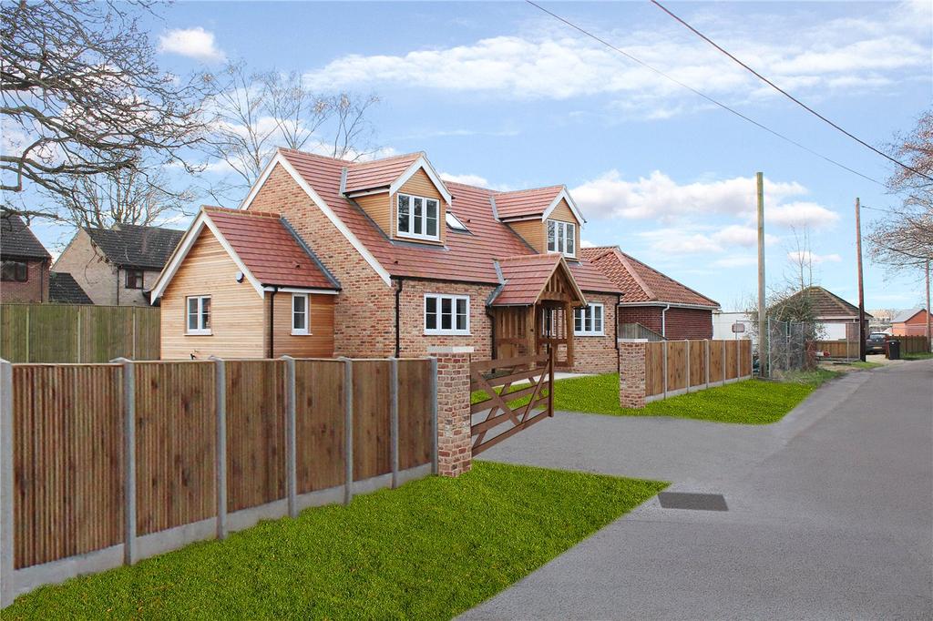 Carr Lane, Poringland, Norwich, Norfolk, NR14 4 bed detached bungalow