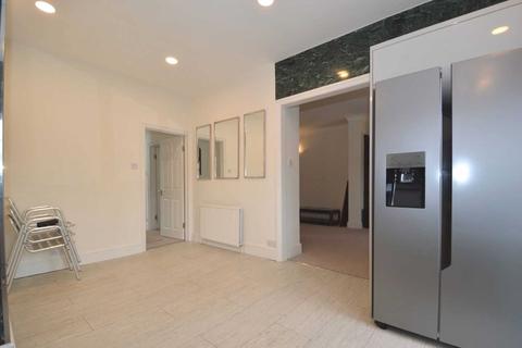 3 bedroom semi-detached house to rent - Crescent Road, Friern Barnet, London N11