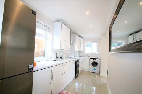 3 bedroom detached house to rent, Glenn Avenue , Purley