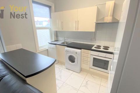 4 bedroom house to rent, Headingley Avenue, Headingley, Leeds. LS6 3EP