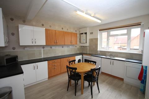 5 bedroom maisonette to rent, Tolworth Broadway, Surbiton KT6