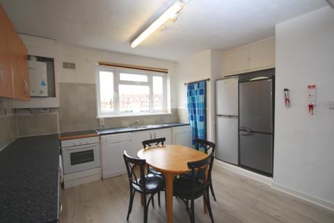 5 bedroom maisonette to rent, Tolworth Broadway, Surbiton KT6