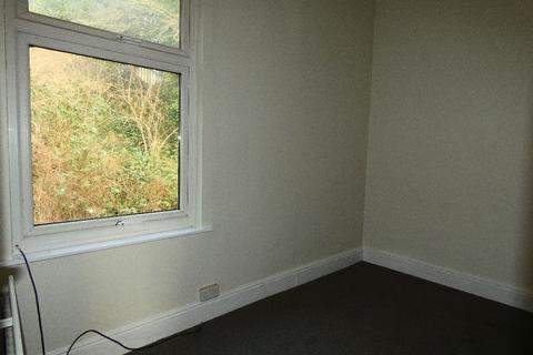 3 bedroom end of terrace house to rent, Westbrook Terrace, Batley