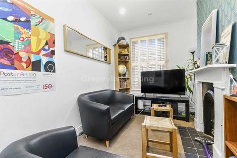 4 bedroom apartment to rent, Ferndale Road, London