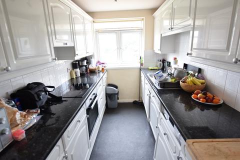 2 bedroom apartment to rent, Elizabeth Court, Grove Road, East Cliff