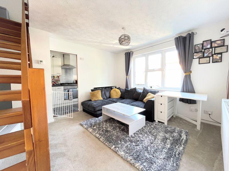 Lambourne Road, West End, SO18 3LS 1 bed mews £700 pcm (£162 pw)