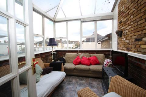 6 bedroom end of terrace house to rent - Portsmouth Road, Thames Ditton KT7