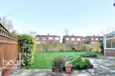 3 bedroom end of terrace house to rent, Kilndown Close, ME16