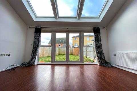 3 bedroom semi-detached house to rent - Meadow Road, Salford