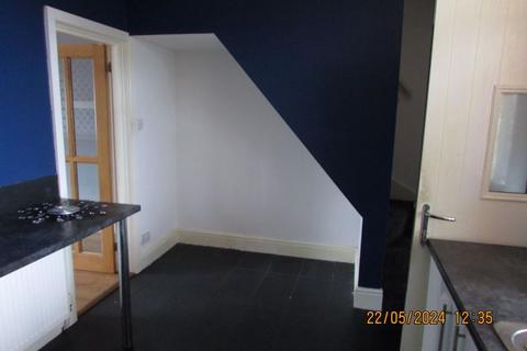 2 bedroom end of terrace house to rent, Mount Avenue Hurstead.