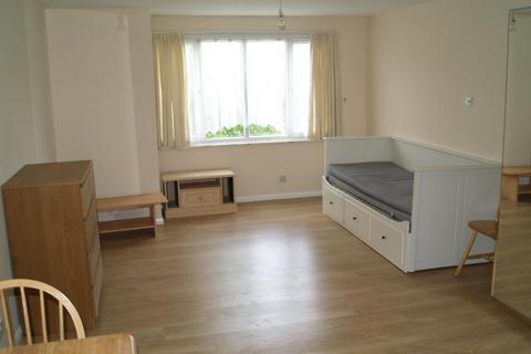 Studio to rent, Archers Court, Crawley RH10